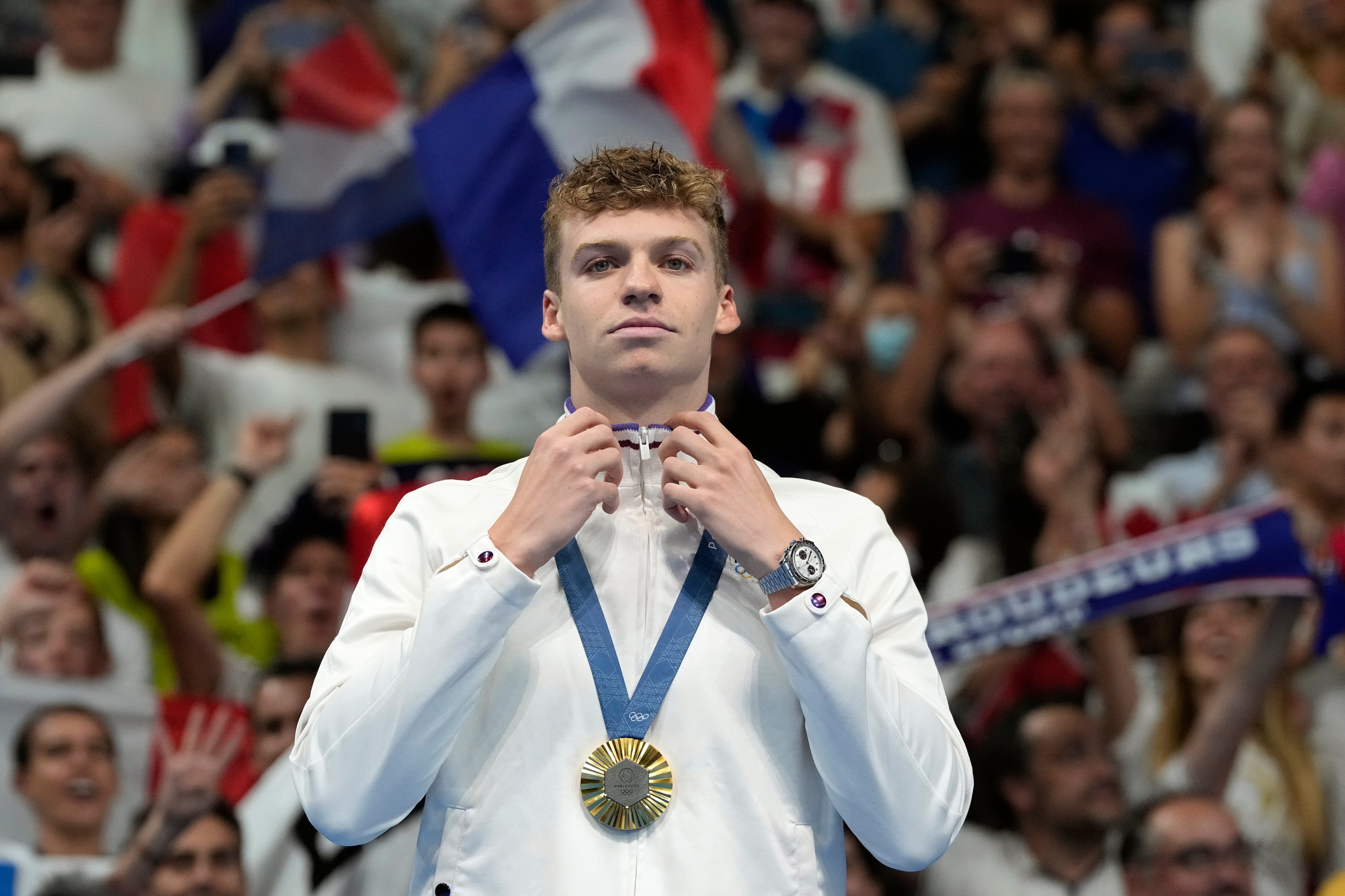 El nadador francés Leon Marchand posa con su medalla de oro tras ganar los 200 metros combinados en los Juegos Olímpicos de París, el viernes 2 de agosto de 2024 en Nanterre, Francia. (AP Foto/Natacha Pisarenko)