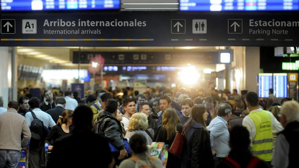 Aeronáuticos realizarán asambleas esta noche en Ezeiza: demoras en los vuelos