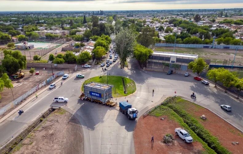 La pieza con 9,7 metros de altura y un peso de 62 toneladas, recorrió 38 kilómetros desde el Centro de Desarrollo Tecnológico de Impsa, en Godoy Cruz, hasta la refinería de YPF.