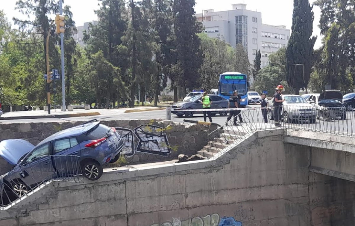 Choque en la Costanera: un auto terminó en el borde del canal Cacique Guaymallén (Prensa Ministerio de Seguridad y Justicia)