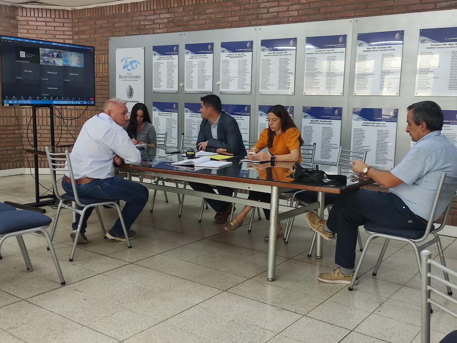 El radical Jorge López preside la Comisión de Hacienda, Presupuesto Asuntos Tributarios. Antes del recambio, sacó despacho para el Presupuesto 2024 con varios diputados conectados por Zoom.