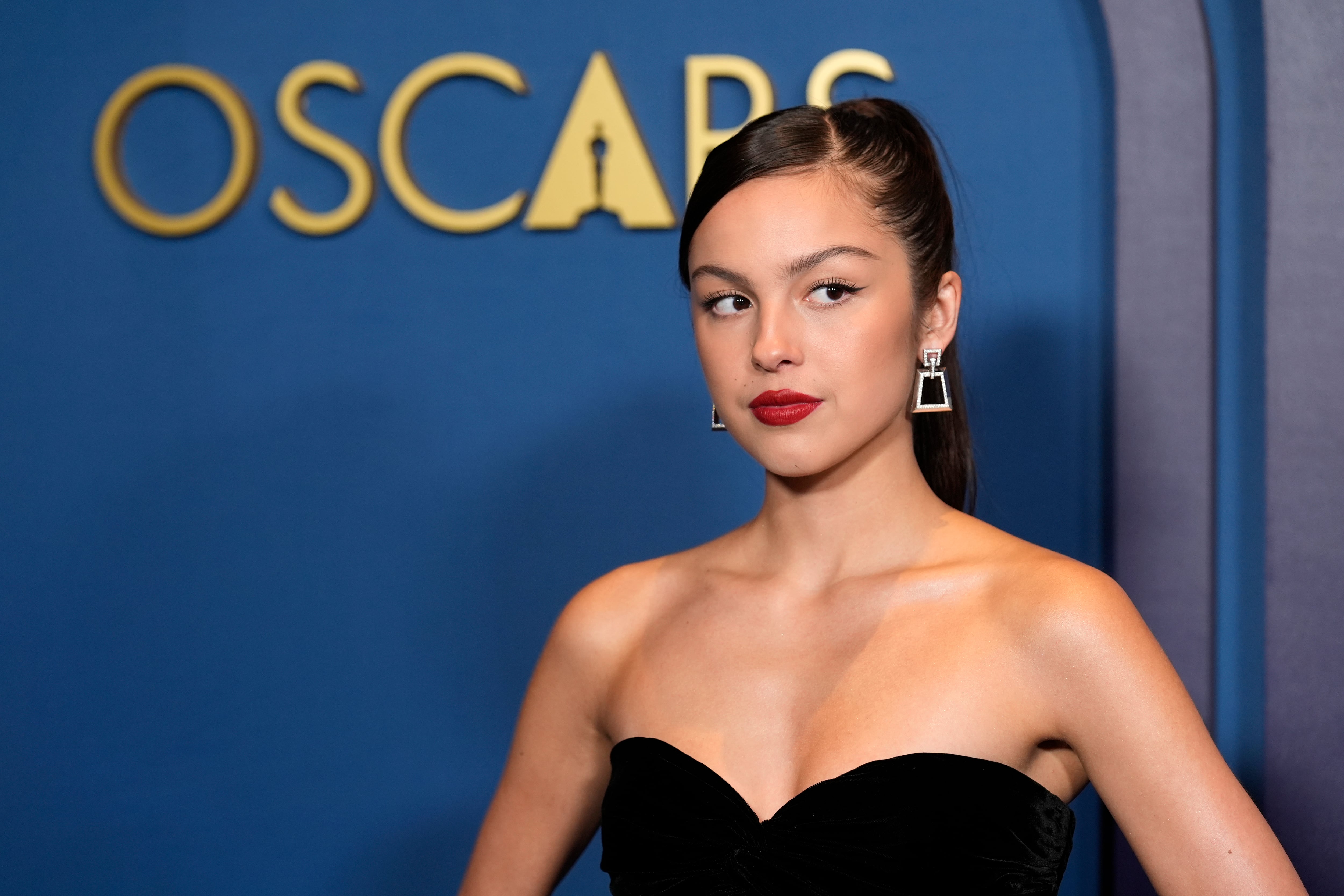 Olivia Rodrigo llega a los Premios de los Gobernadores en el Dolby Ballroom en Los Angeles. (Foto AP/Chris Pizzello)