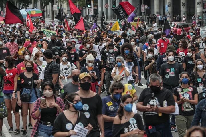 en distintos puntos de Brasil, manifestantes salen a las calles a protestar.