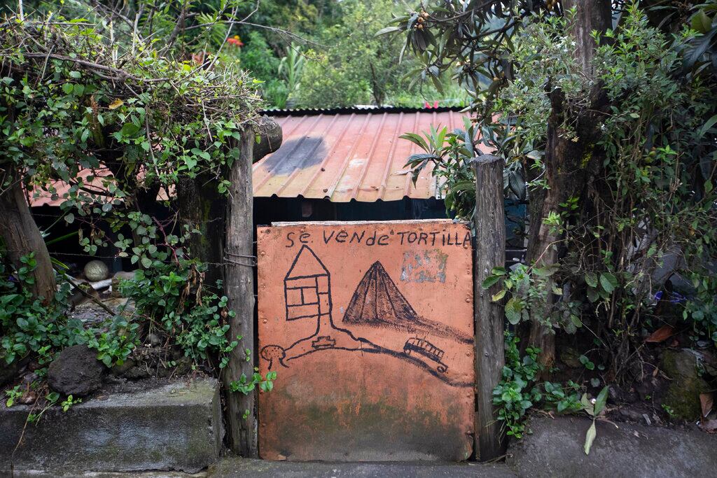 La puerta de una vivienda, con un dibujo del volcán Pacaya y la frase "Se vende tortilla", cerca de la base del volcán, en Escuintla, Guatemala.