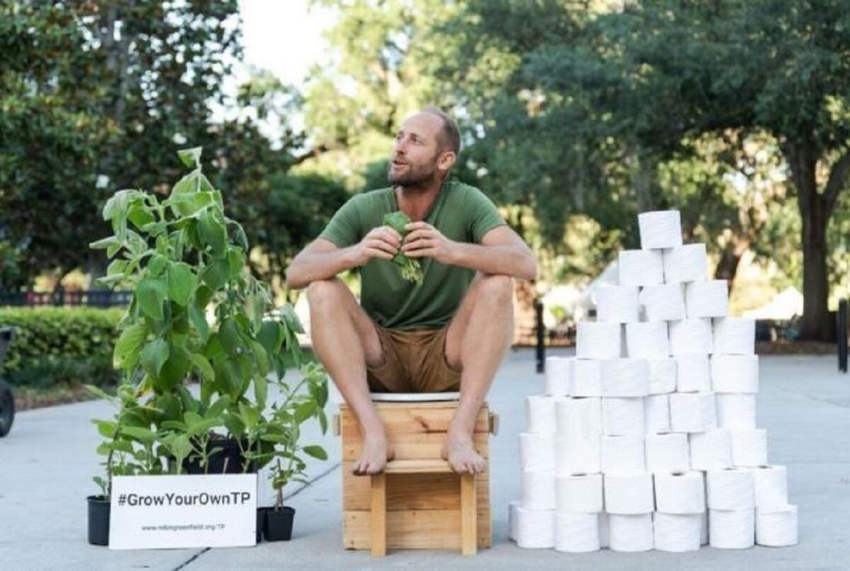 El estadounidense Robin Greenfield cultivó más de cien árboles de boldo en su vivero para usarlos como papel higiénico. (BBC Mundo)