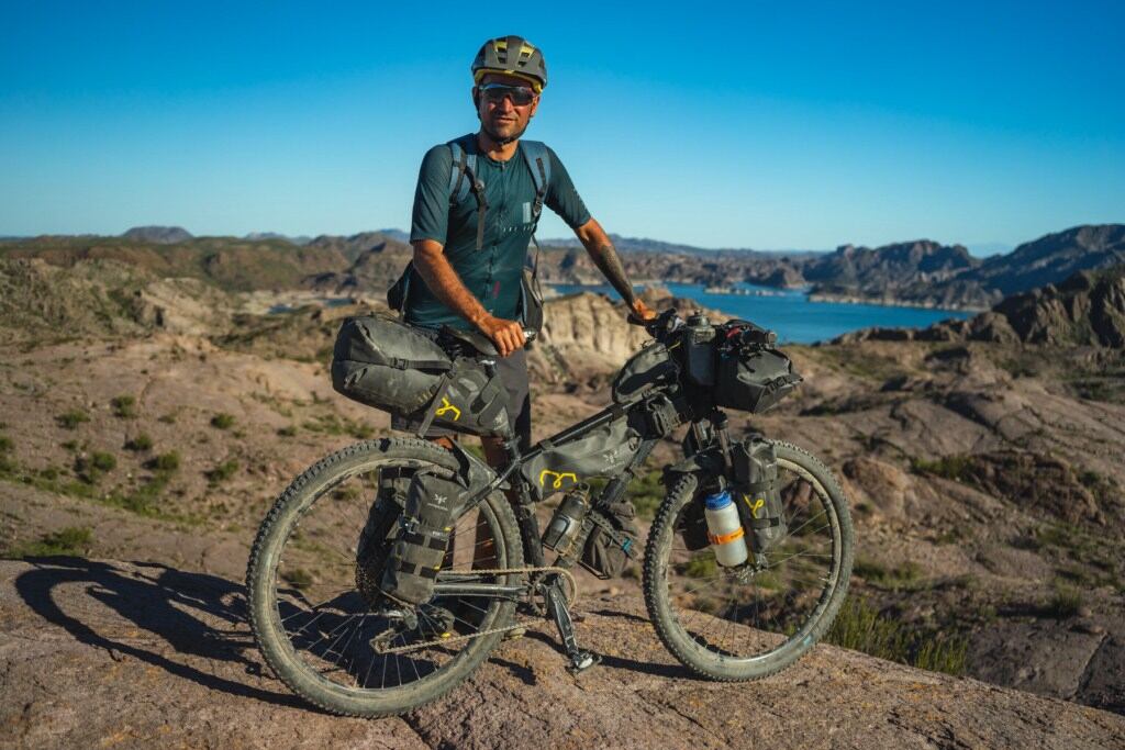 La bicicleta debe ser apta para cruzar ríos y caminos pedregosos.