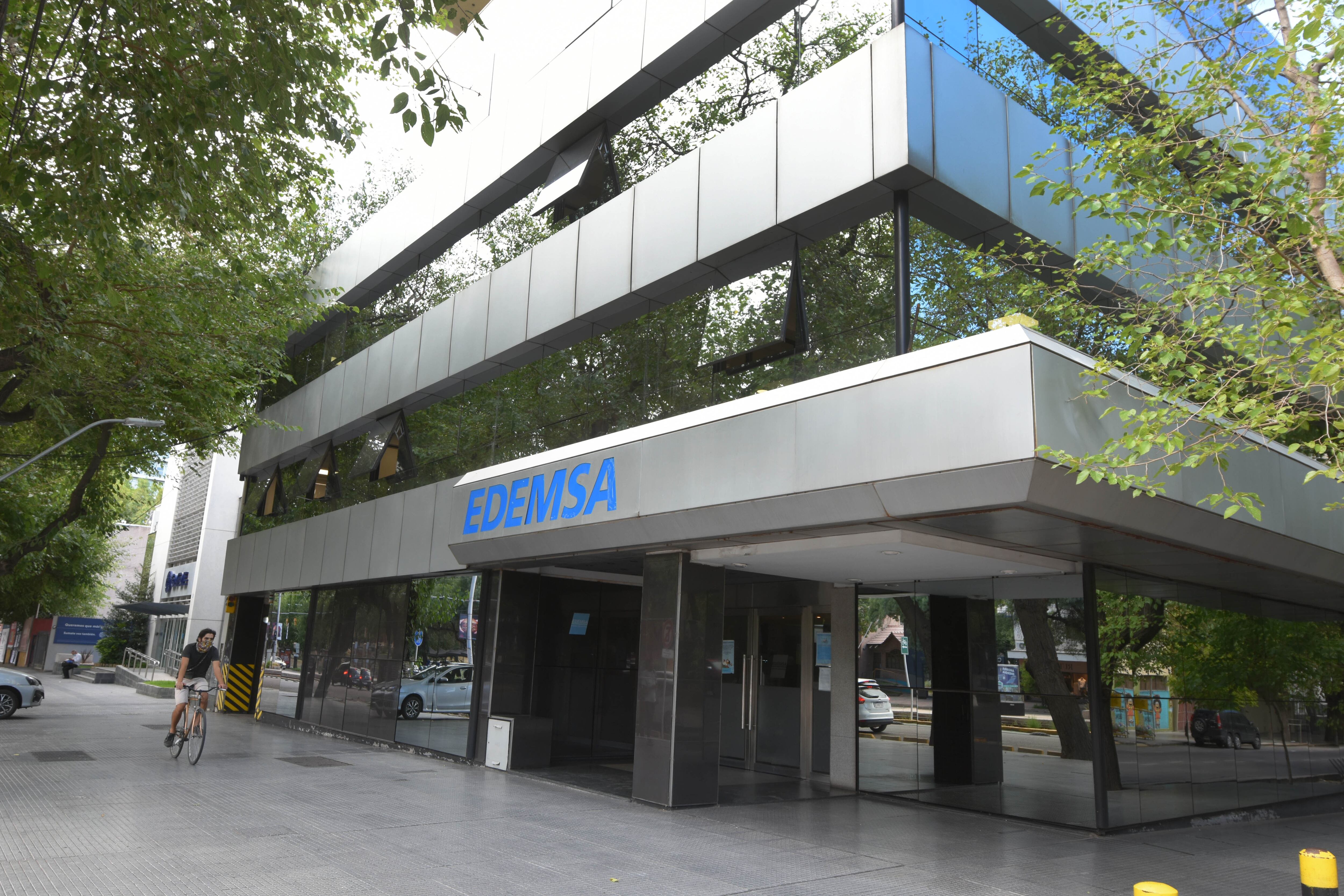 Electricidad luz corriente
Frente del edificio de EDEMSA, empresa distribuidora de eléctricidad ubicado en Belgrano y San Lorenzo  de Ciudad