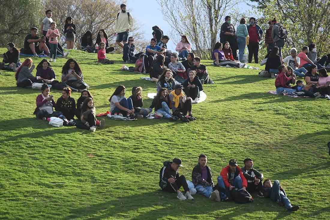 21 de septiembre, día del estudiante y comienzo de la primavera.
en el parque Central de Ciudad, los jóvenes se juntaron para festejar el día del estudiante. Archivo
