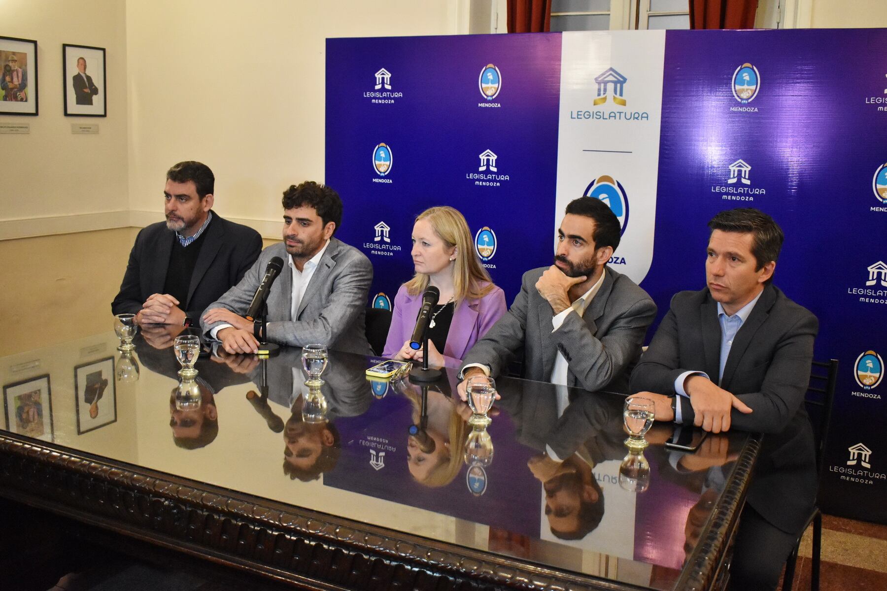 Los ministros Natalio Mema y Víctor Fayad presentaron la adenda por los fondos de Portezuelo del Viento, junto a la vicegobernadora Hebe Casado y autoridades legislativas. Foto: Prensa Diputados