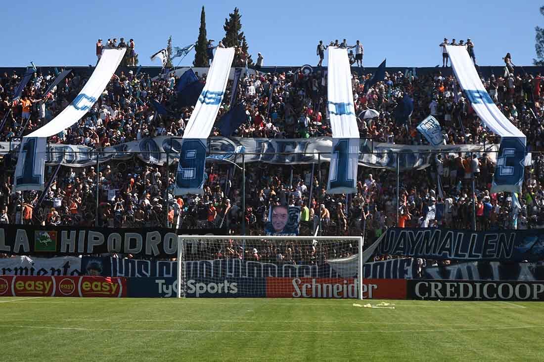 En el estadio Bautista Gargantini, la tribuna popular colmada de hinchas para alentar al equipo azul. Foto: José Gutierrez