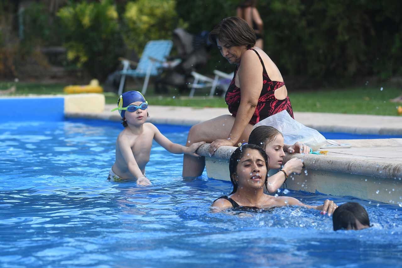 Calor en Mendoza, altas temperaturas se registran en la provincia
En la pileta del club Hípico los socios se refrescan para controlar el calor
 Foto:José Gutierrez / Los Andes 
