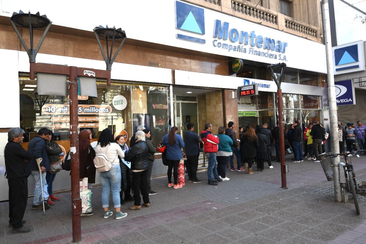 El valor “solidario” actualmente cotiza $55 por debajo de la cotización en el mercado informal. / Foto: Marcelo Rolland / Los Andes