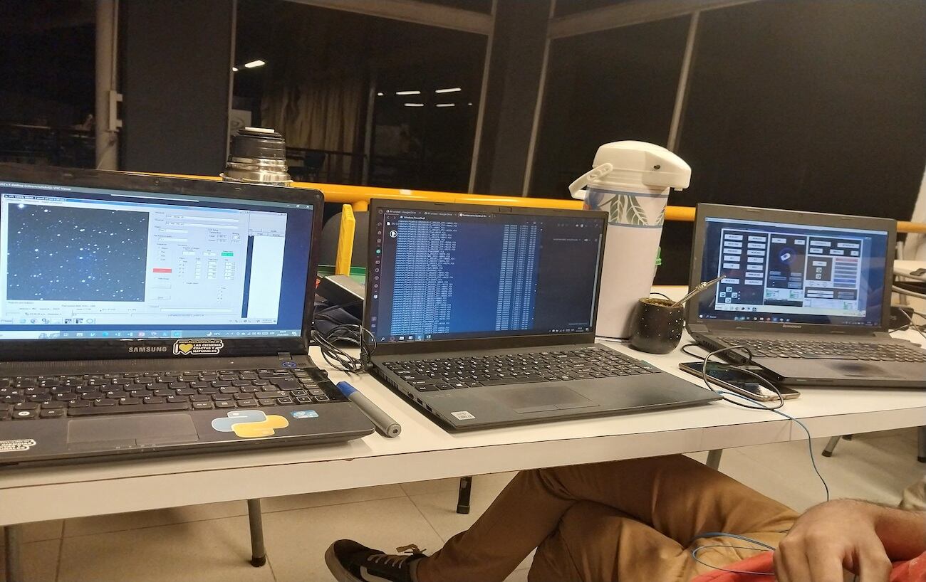 Parte del equipamiento que utilizaron los estudiantes durante la primera observación remota del espacio en Mendoza. Foto: Gentileza