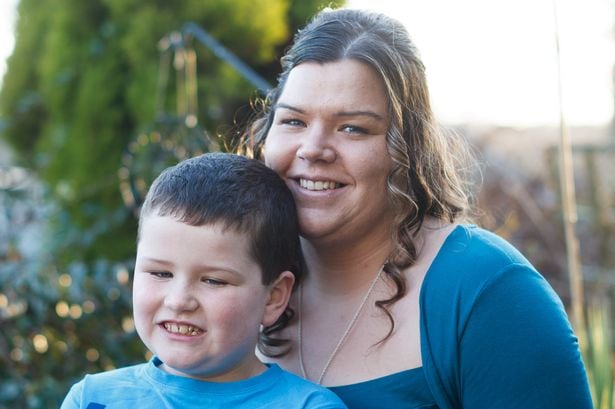 Junto a su madre a la edad de 12 años