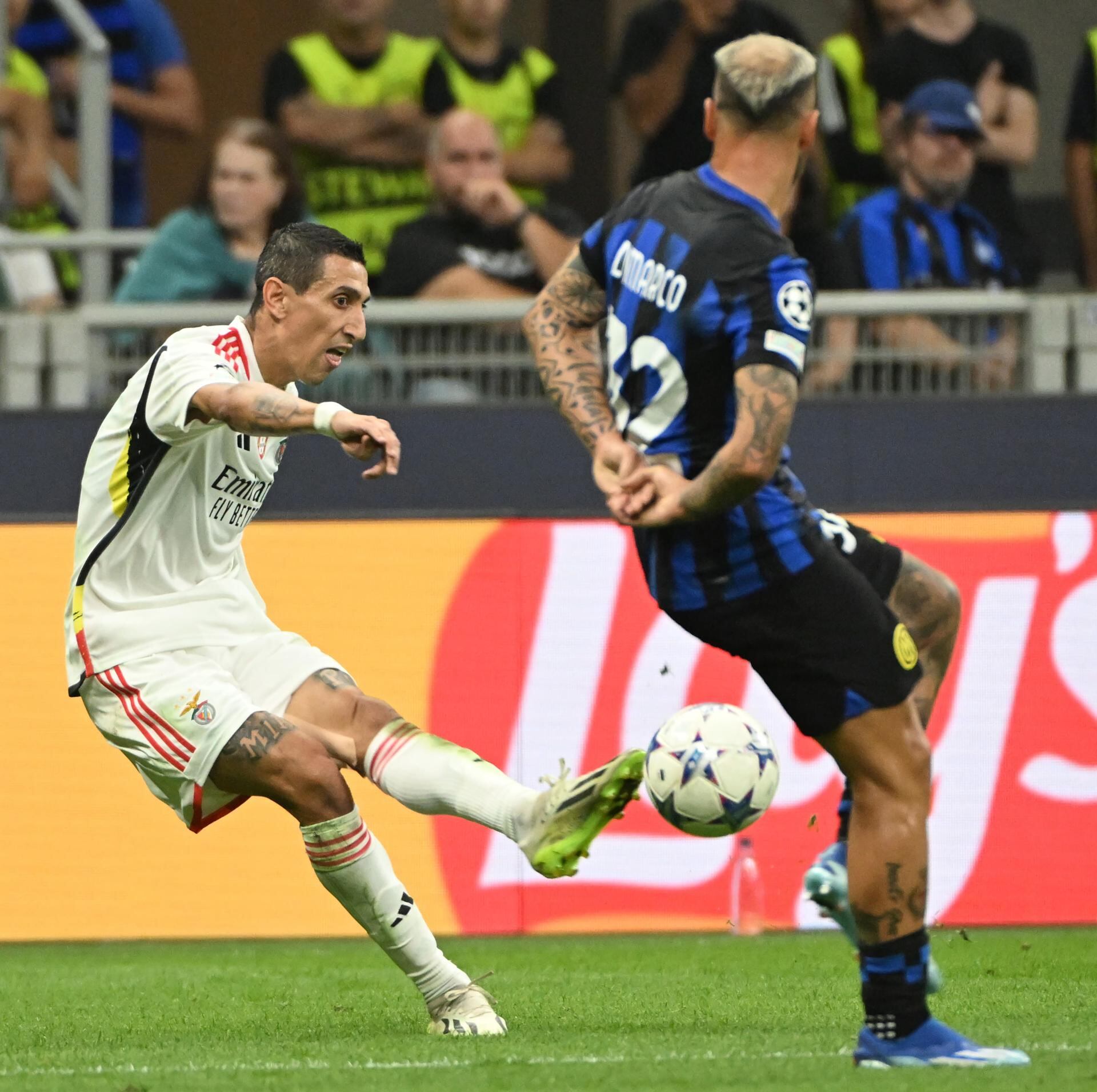 Ángel Di María salió lesionado en el partido entre Inter y Benfica.