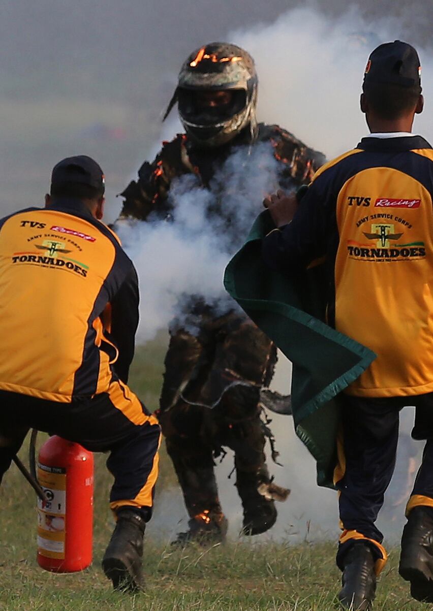 Un hombre atravesó un túnel de fuego para batir un récord mundial. Foto The Sun.