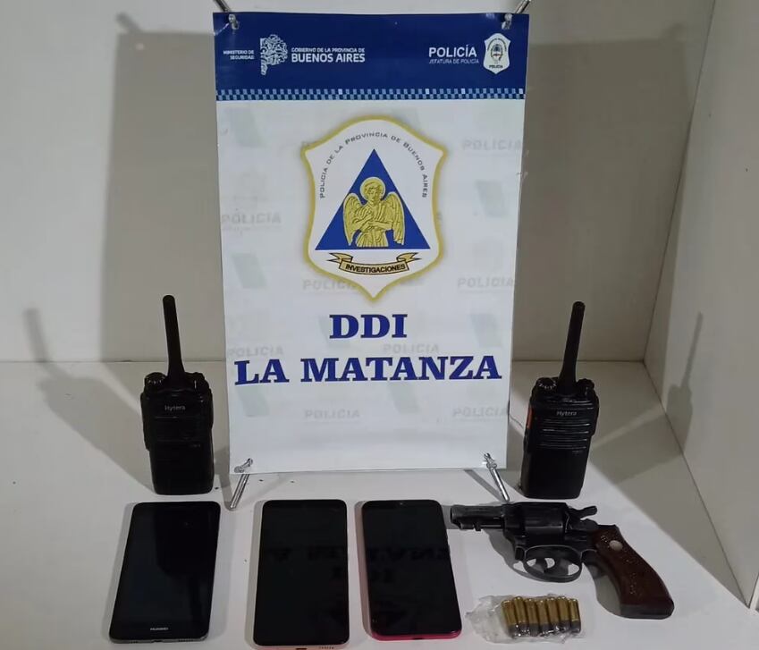 Los teléfonos incautados en la investigación por el crimen del colectivero. Foto: Infobae