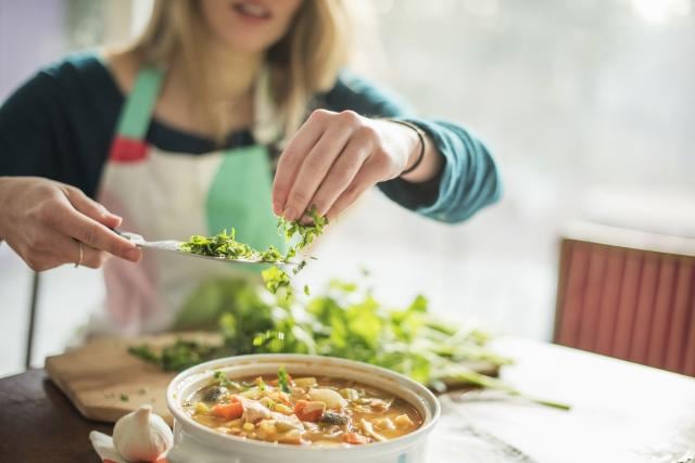 Un plato nutricionalmente completo debe estar compuesto por macro y micronutrientes, incluyendo la ingesta de agua potable.