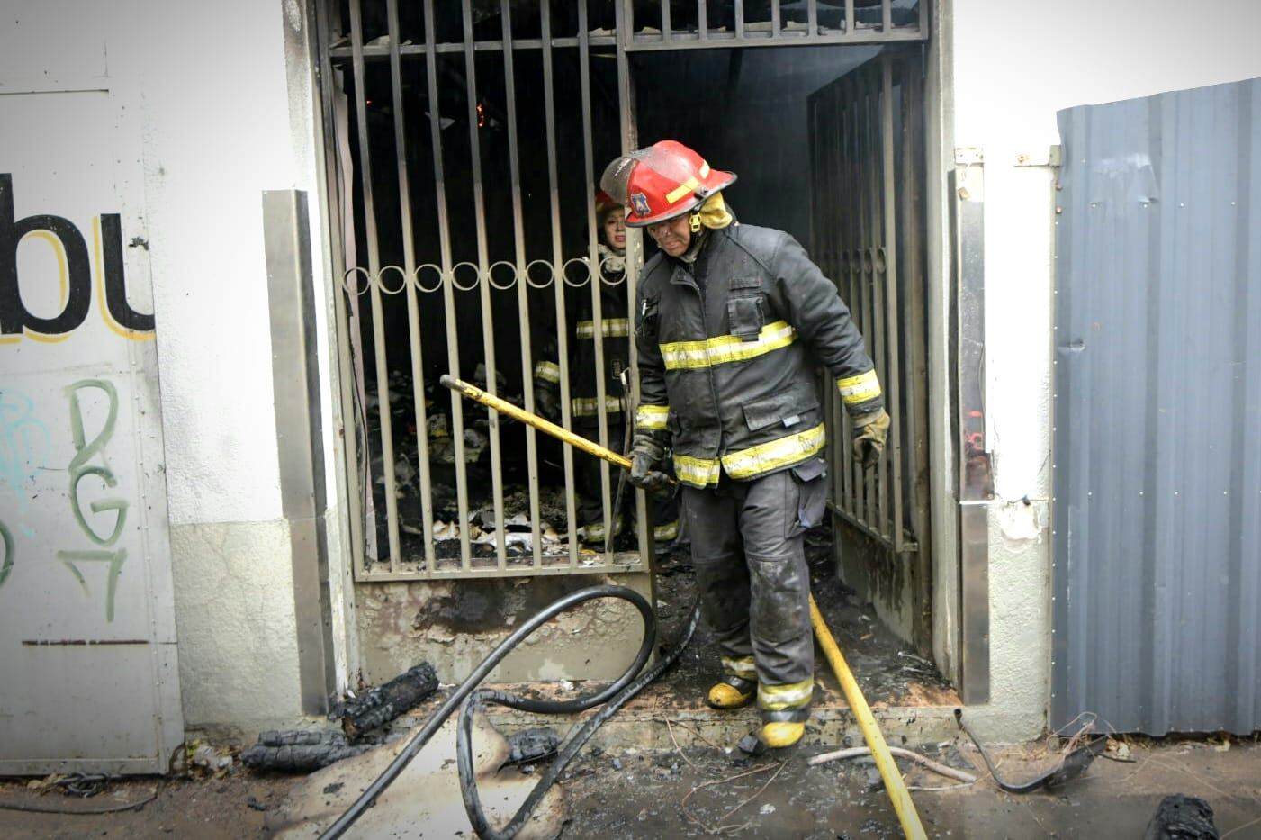 Incendio en una metalúrgica de Maipú (Orlando Pelichotti / Los Andes)