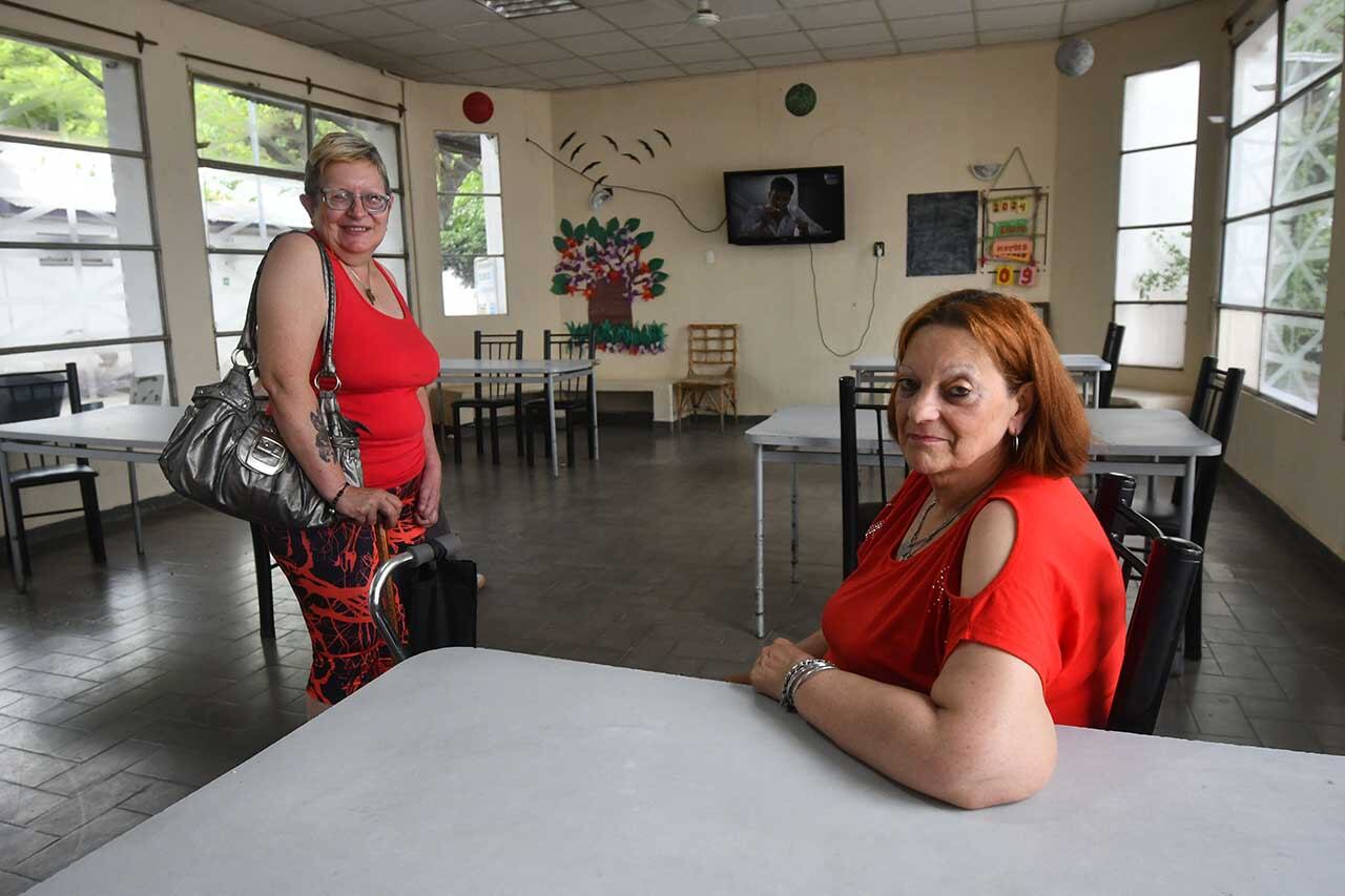 Hogar Santa Marta, residencia de adultos mayores. Mónica y Cecilia, dos residenetes: la primera  (en la mesa) decora, le segunda (de pie) descubrió allí sus dotes para el canto.
Foto:José Gutierrez / Los Andes