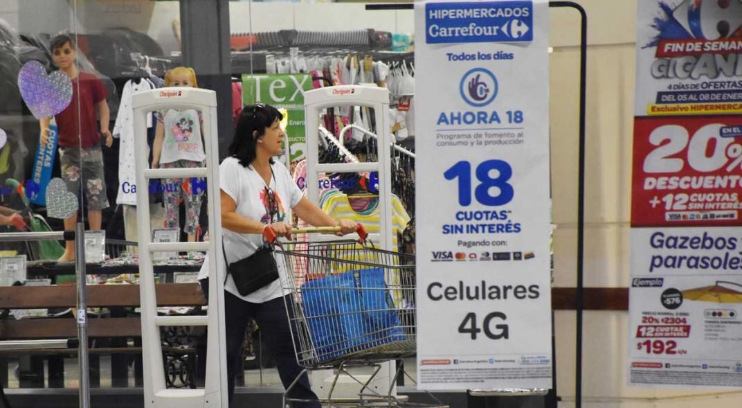 La ropa en el supermercado, apuestas por la "industria nacional" (Télam/José Granata/Archivo).