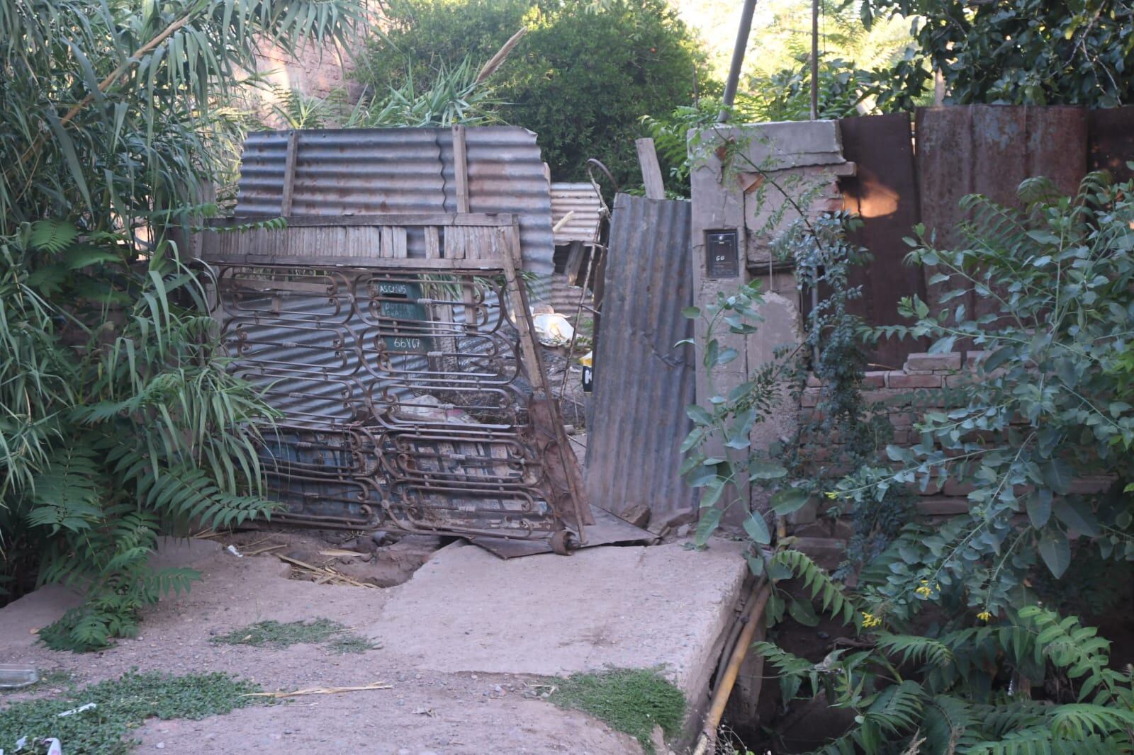 El cuerpo yacía en el interior de una vivienda precaria en calle Las Cañas, de Guaymallén - José Gutiérrez / Los Andes