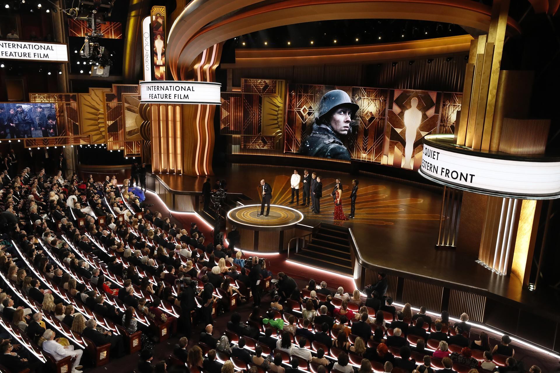 Hollywood (United States), 13/03/2023.- Edward Berger speaks after winning the Oscar for Best International Feature Film for 'All Quiet on the Western Front' during the 95th annual Academy Awards ceremony at the Dolby Theatre in Hollywood, Los Angeles, California, USA, 12 March 2023. The Oscars are presented for outstanding individual or collective efforts in filmmaking in 24 categories. (Estados Unidos) EFE/EPA/ETIENNE LAURENT
