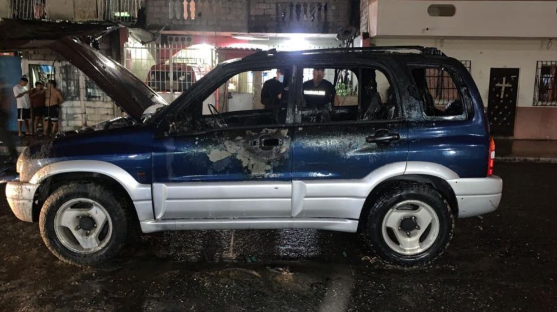 La camioneta que usaron los sicarios, incendiada.