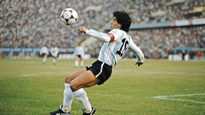 Día Internacional del Zurdo: Maradona, una de las figuras más reconocidas del deporte que es zurda