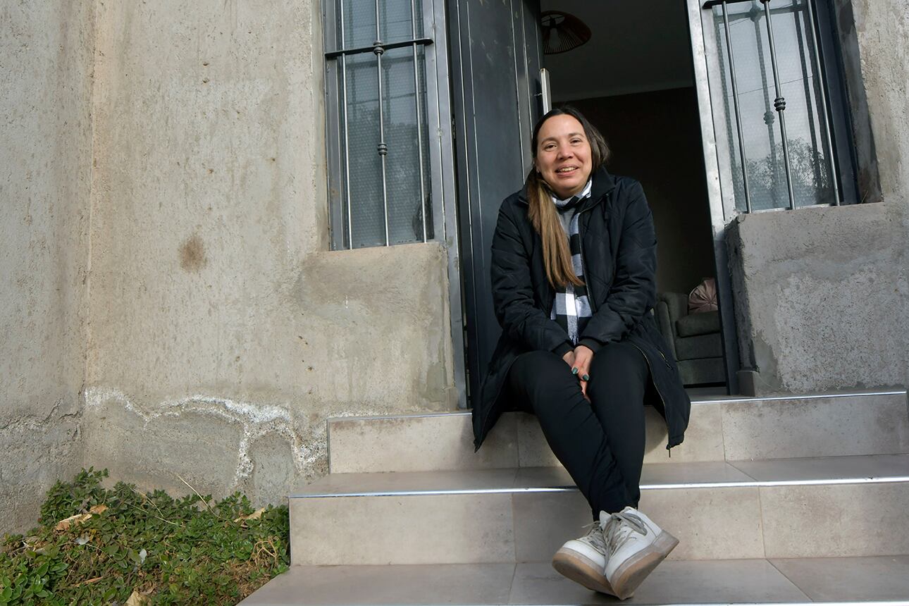 Soledad Ripoll encontró a la beba en la puerta de su casa, en el barrio Alto Mendoza, de Ciudad. | Foto:  Orlando Pelichotti / Los Andes