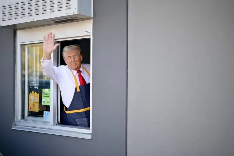 Donald Trump cocinó hamburguesas en un Mc Donald's. Foto: Gentileza.