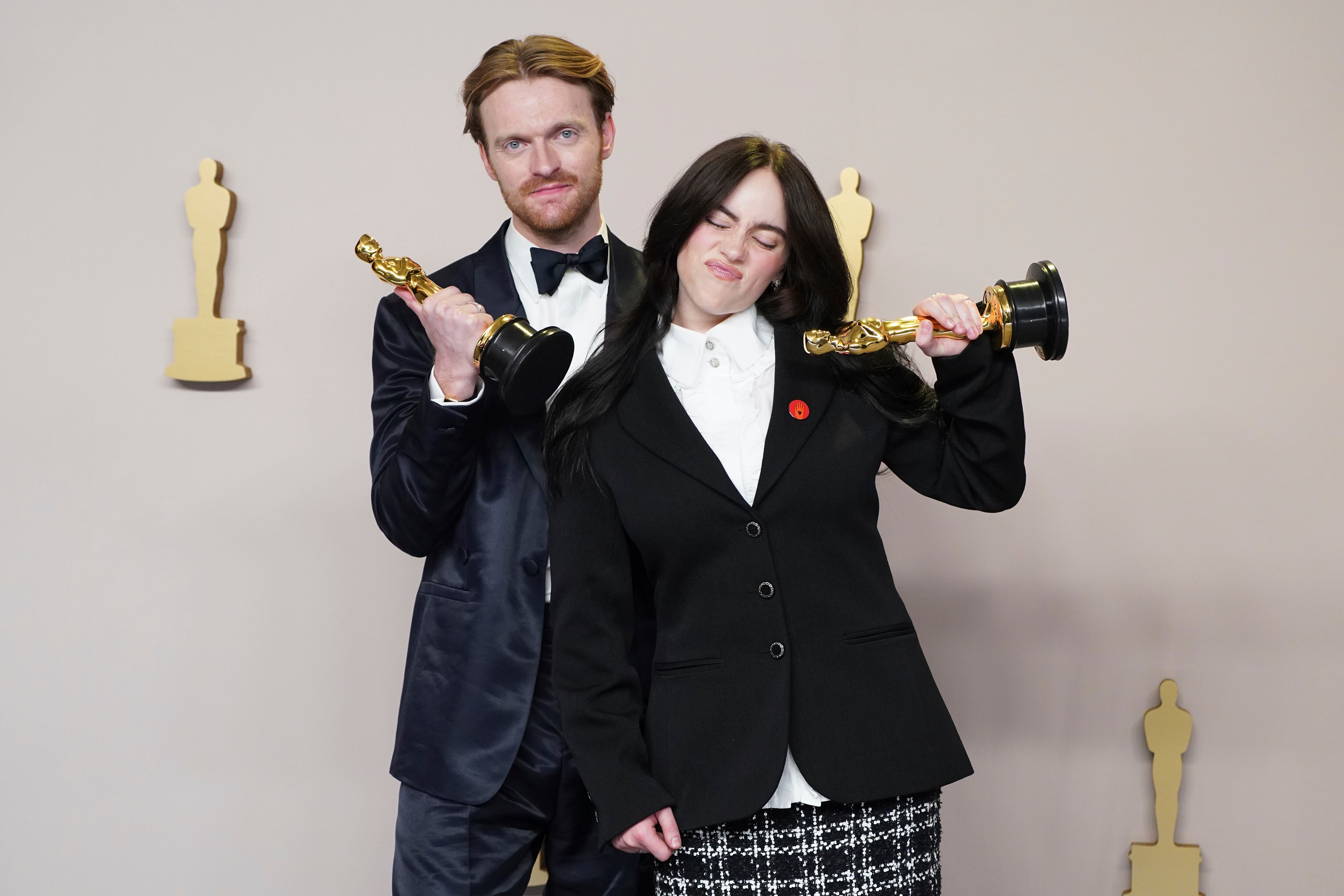 Finneas O'Connell y Billie Eilish posan en la sala de prensa con su Oscar por mejor canción original por "What Was I Made For?" de la película "Barbie" en la entrega de los Premios de la Academia, el domingo 10 de marzo de 2024, en el Teatro Dolby de Los Ángeles. (Foto por Jordan Strauss/Invision/AP)