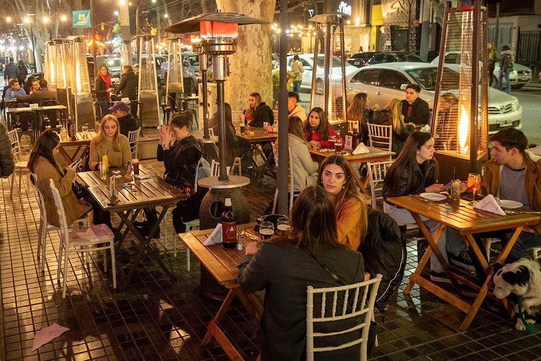 Bares y restaurantes de Mendoza no podrán tener corralitos fijos ni sombrillas oscuras en las mesas de la calle. Foto: Ignacio Blanco / Los Andes 