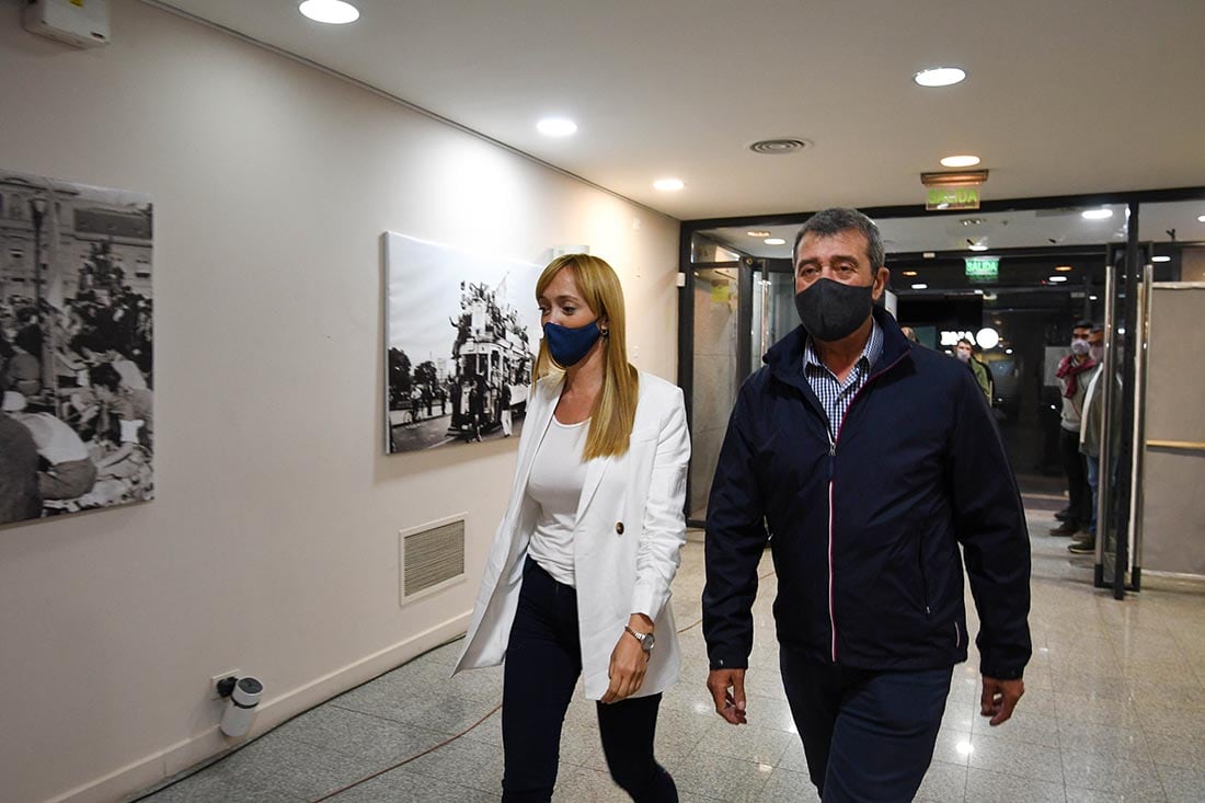 Anabel Fernández Sagasti y Adolfo Bermejo pre candidatos por el Frente de Todos brindaron una conferencia de prensa en la sede del Partido Justicialista.
Foto: Marcelo Rolland