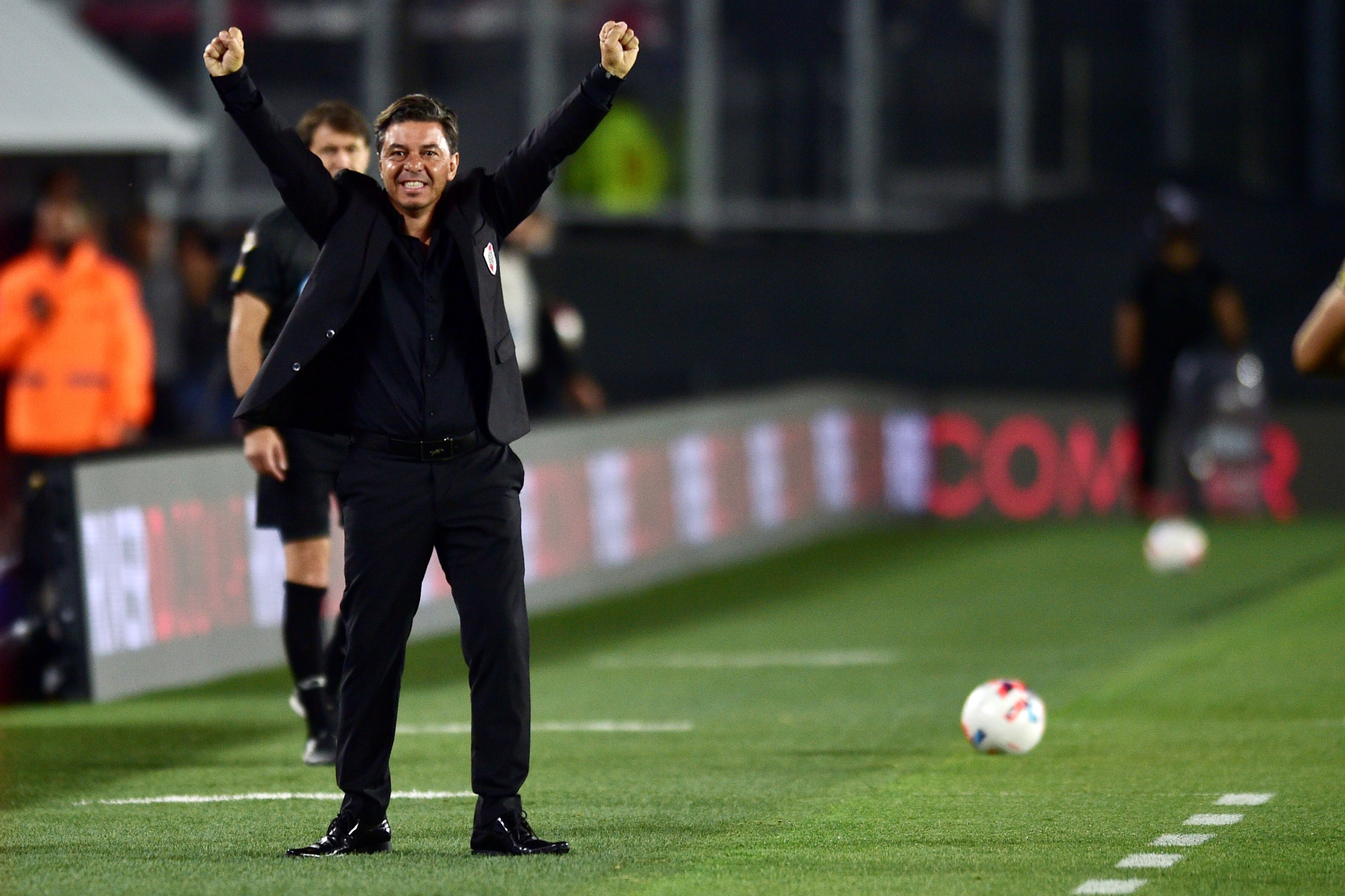 El Muñeco festeja uno de los goles en el estadio Monumental. Foto Clarín.