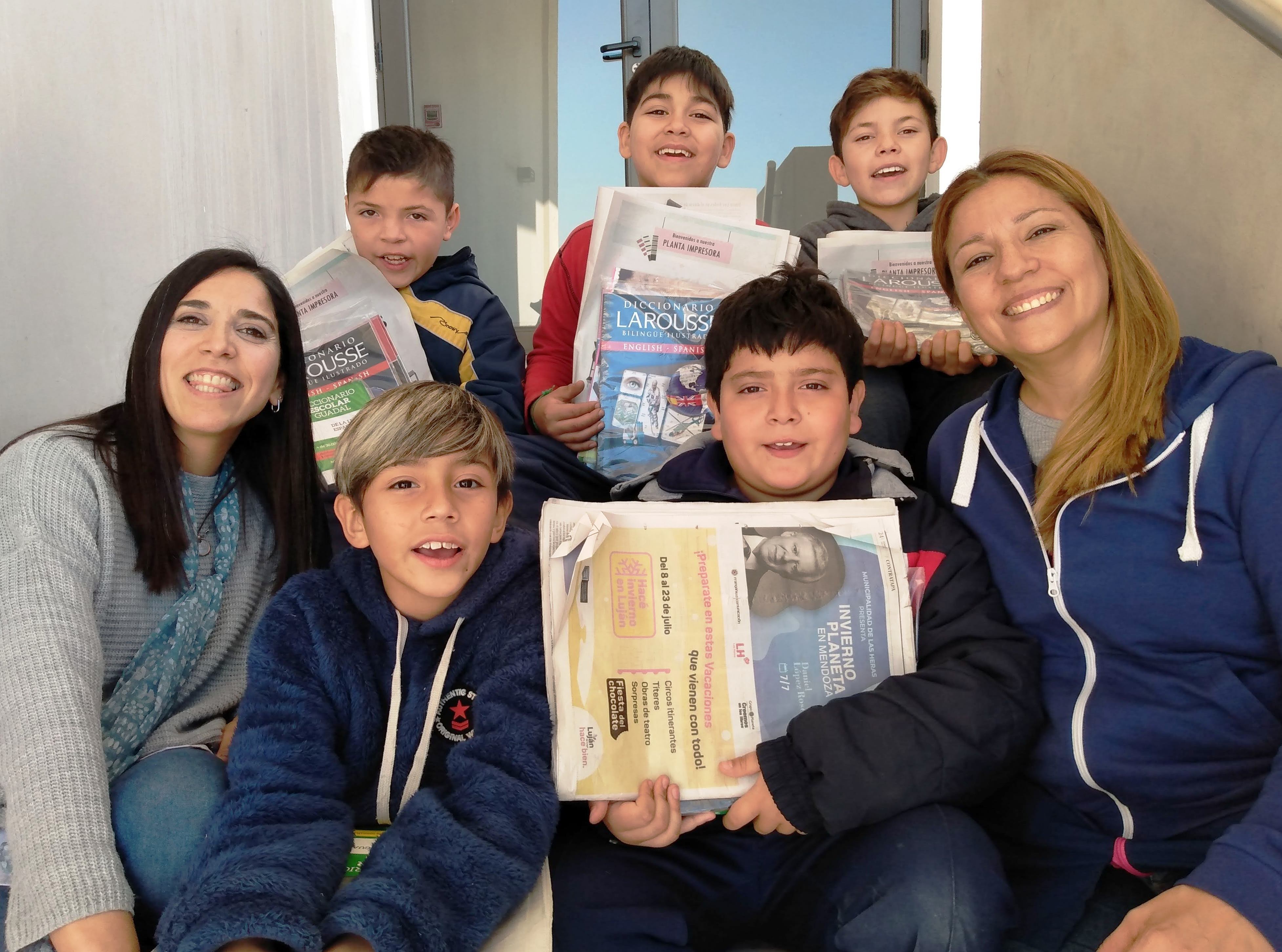 Santino, Bautista, Brian, Bautista y Mateo, acompañados por sus docentes, Mariana Barud y Daniela Montalto.

