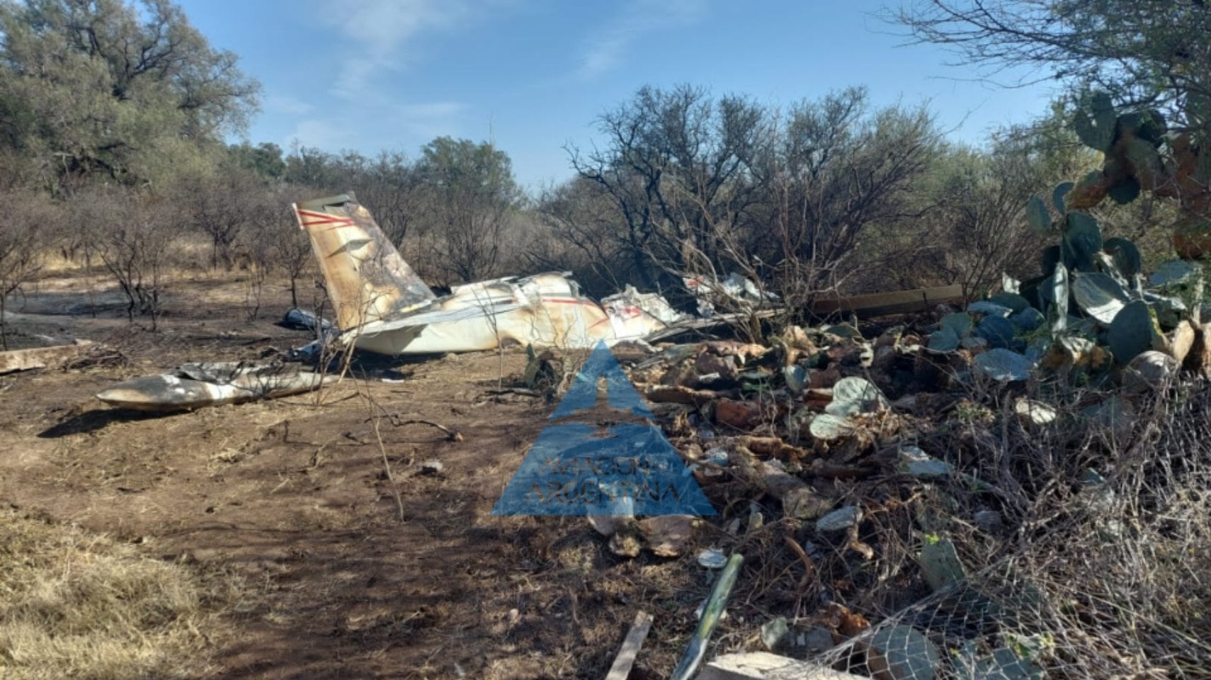 Un pequeño avión se estrelló en el aeropuerto local segundos antes de aterrizar.