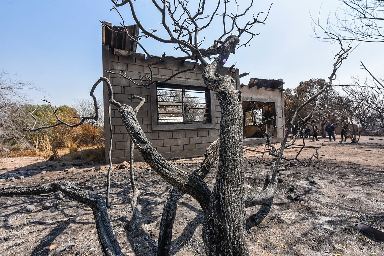 Los daños y destrozos que provocaron las llamas sobre las casas. (gentileza La Voz)