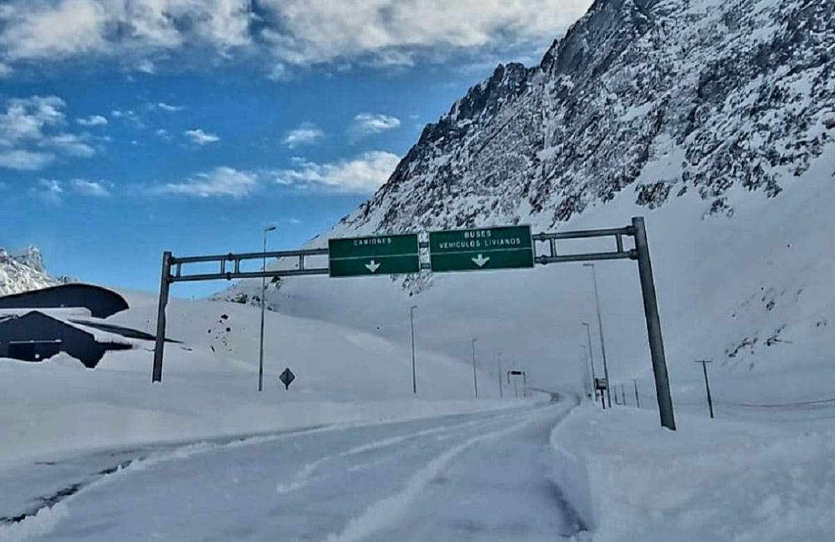 La aduana chilena Los Libertadores, tapada por la nieve (Prensa Gendarmería Nacional)