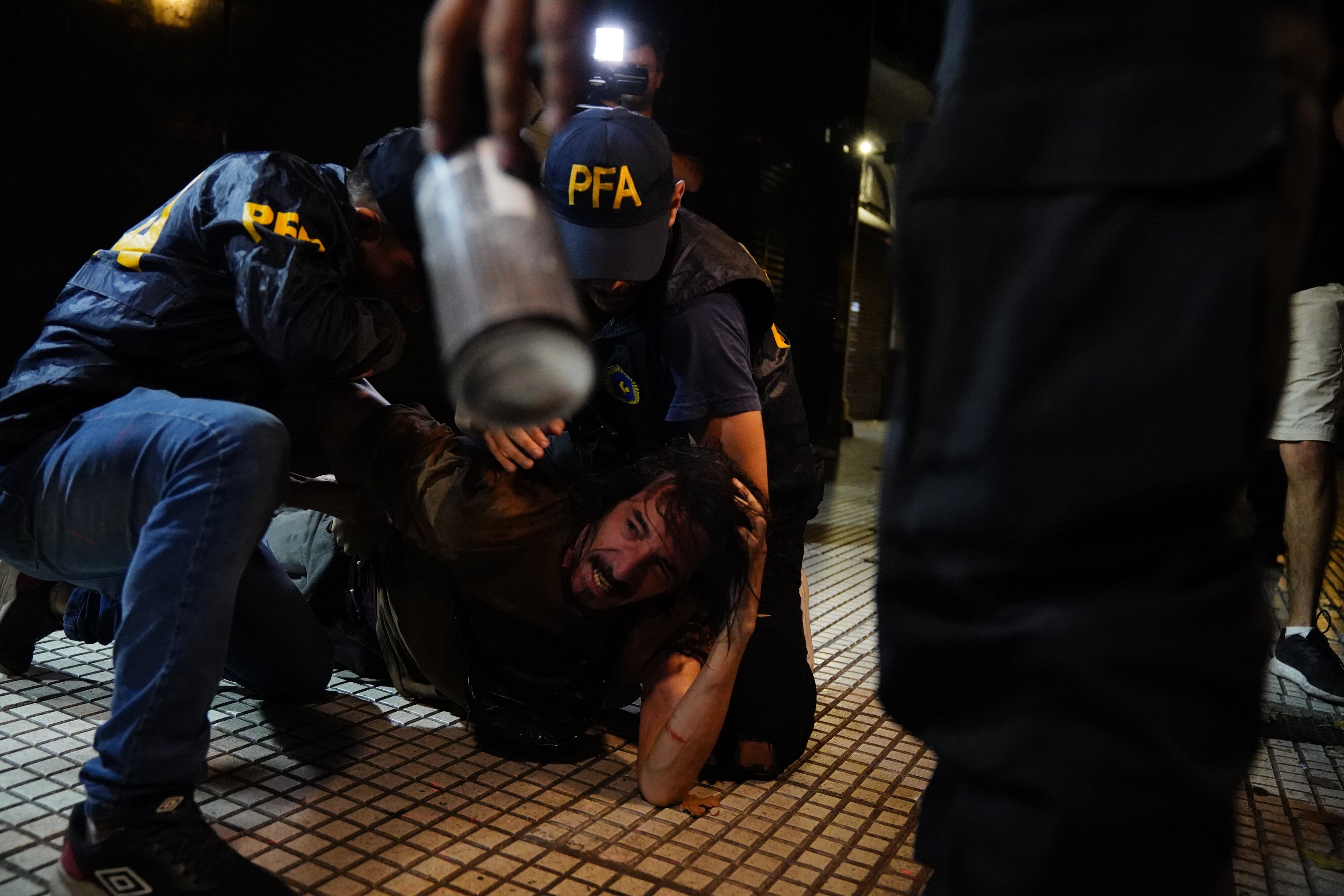 Incidentes y enfrentamientos frente al Congreso durante una nueva protesta contra la ley ómnibus. Foto: Clarín