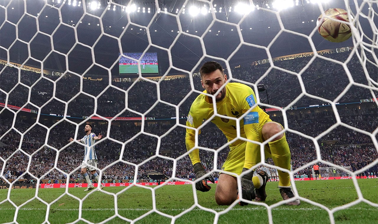 Lusail (Qatar), 18/12/2022.- Lionel Messi of Argentina celebrates after scoring his penalty in the shoot-out against French goalkeeper Hugo Lloris during the FIFA World Cup 2022 Final between Argentina and France at Lusail stadium, Lusail, Qatar, 18 December 2022. (Mundial de Fútbol, Francia, Estados Unidos, Catar) EFE/EPA/Friedemann Vogel
