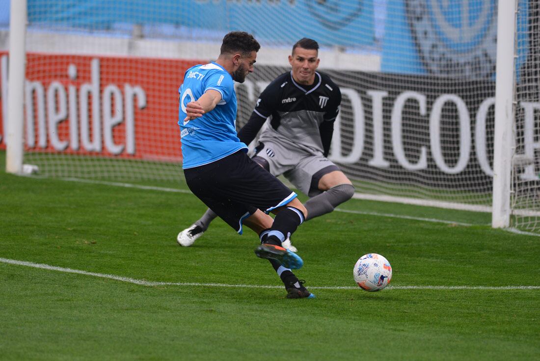 El arquero del Lobo, Sebastián Giovini, fue una de las granes figuras del partido. Foto: José Gabriel Hernández (La Voz). 