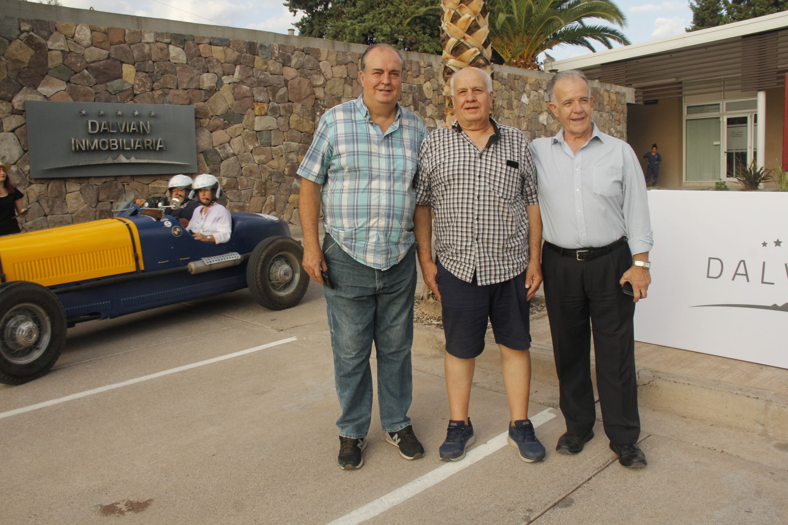 Fernando y Horacio Panunzio junto a Jorge Alma (gerente de Dossa).