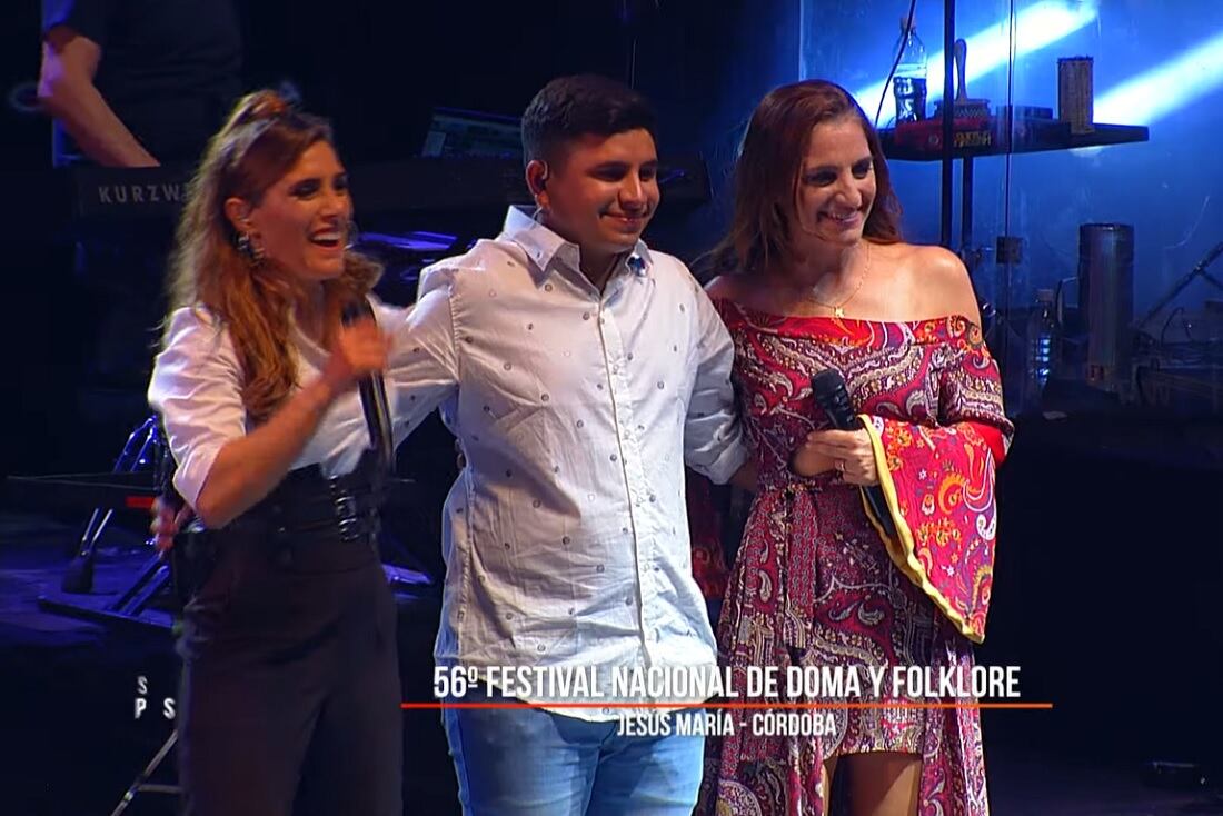 Francisco Benítez junto a las hermanas Soledad y Natalia Pastorutti en Jesús María 2022 (Captura TV)