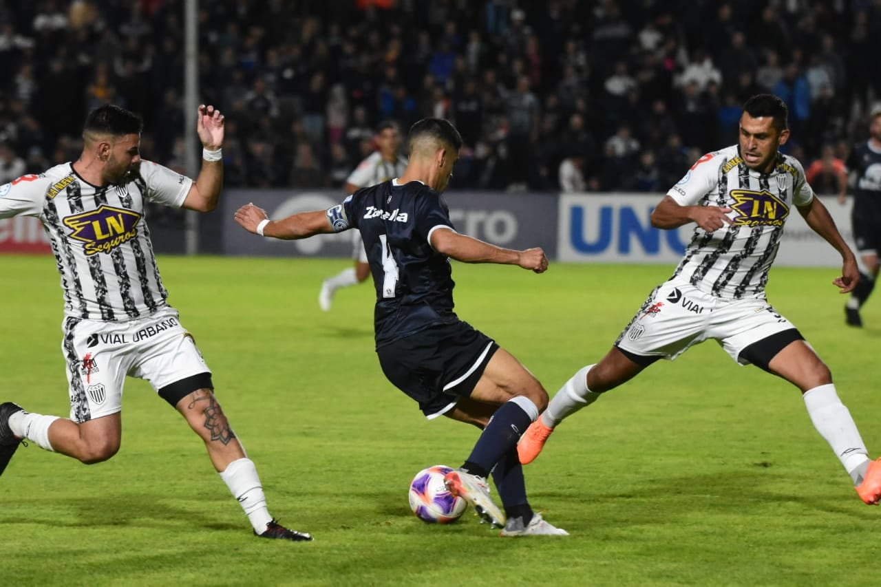 Por la 13° fecha de la Primera Nacional, zona B, Independiente Rivadavia recibe a Estudiantes de Buenos Aires. / Mariana Villa (Los Andes).