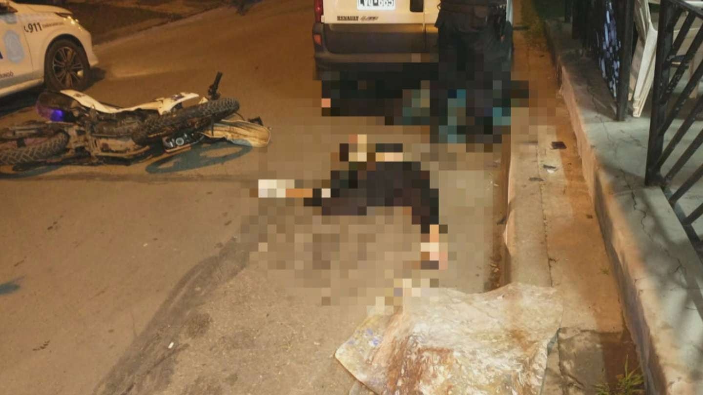 Escapaban en moto cuando embistieron y mataron a una joven embarazada. Uno de los detenidos falleció luego en la sede policial. - 