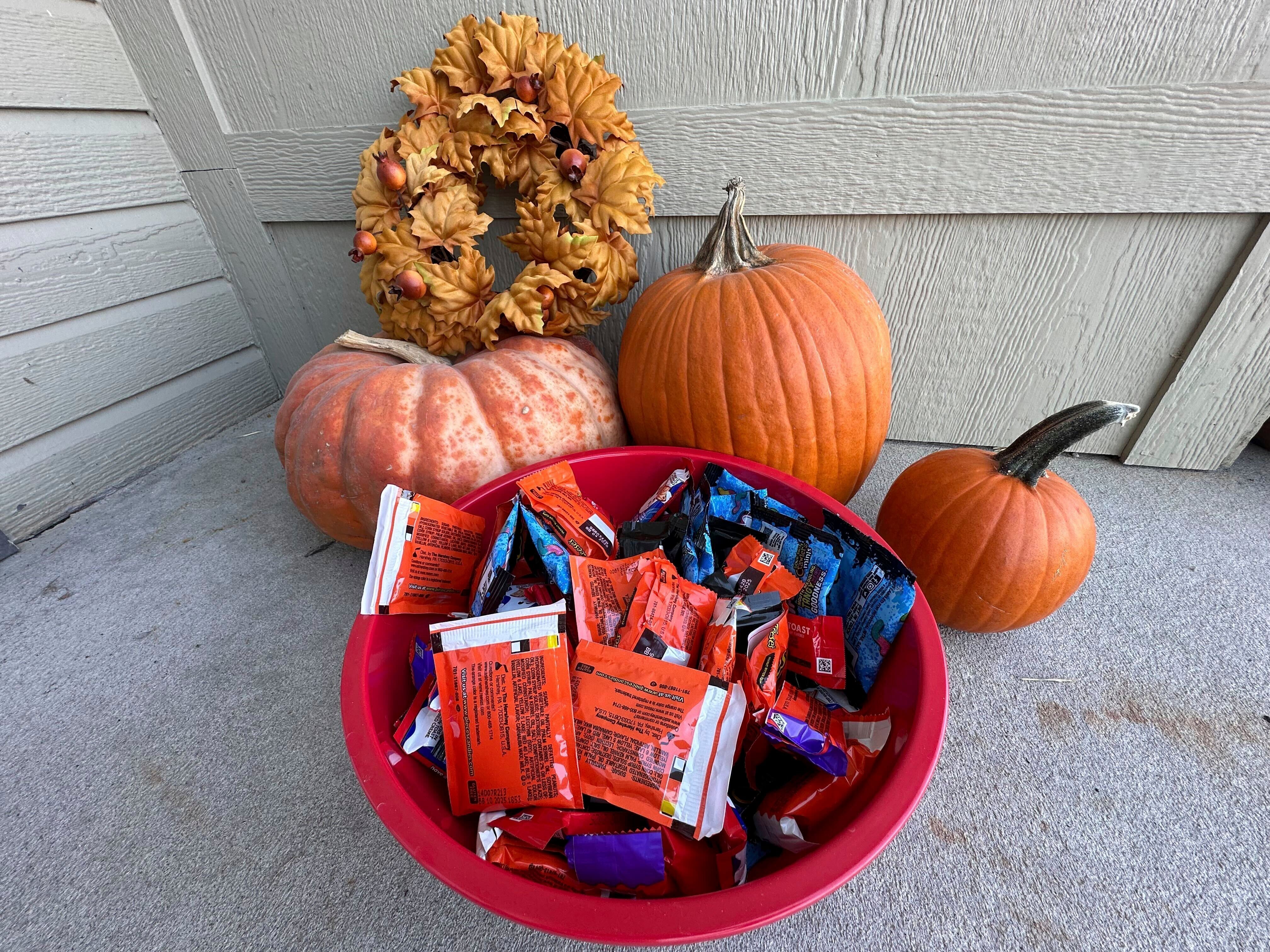 Dulces y calabazas de Halloween afuera de una vivienda, el viernes 11 de octubre de 2024, en St. Joseph, Missouri. (AP Foto/Nick Ingram)