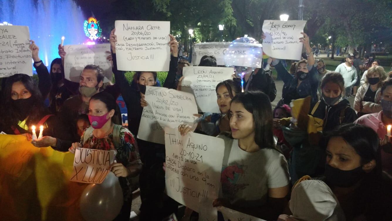 Decenas de mendocinos reunidos en la plaza Independencia para pedir por el pequeño Lucio Dupuy.