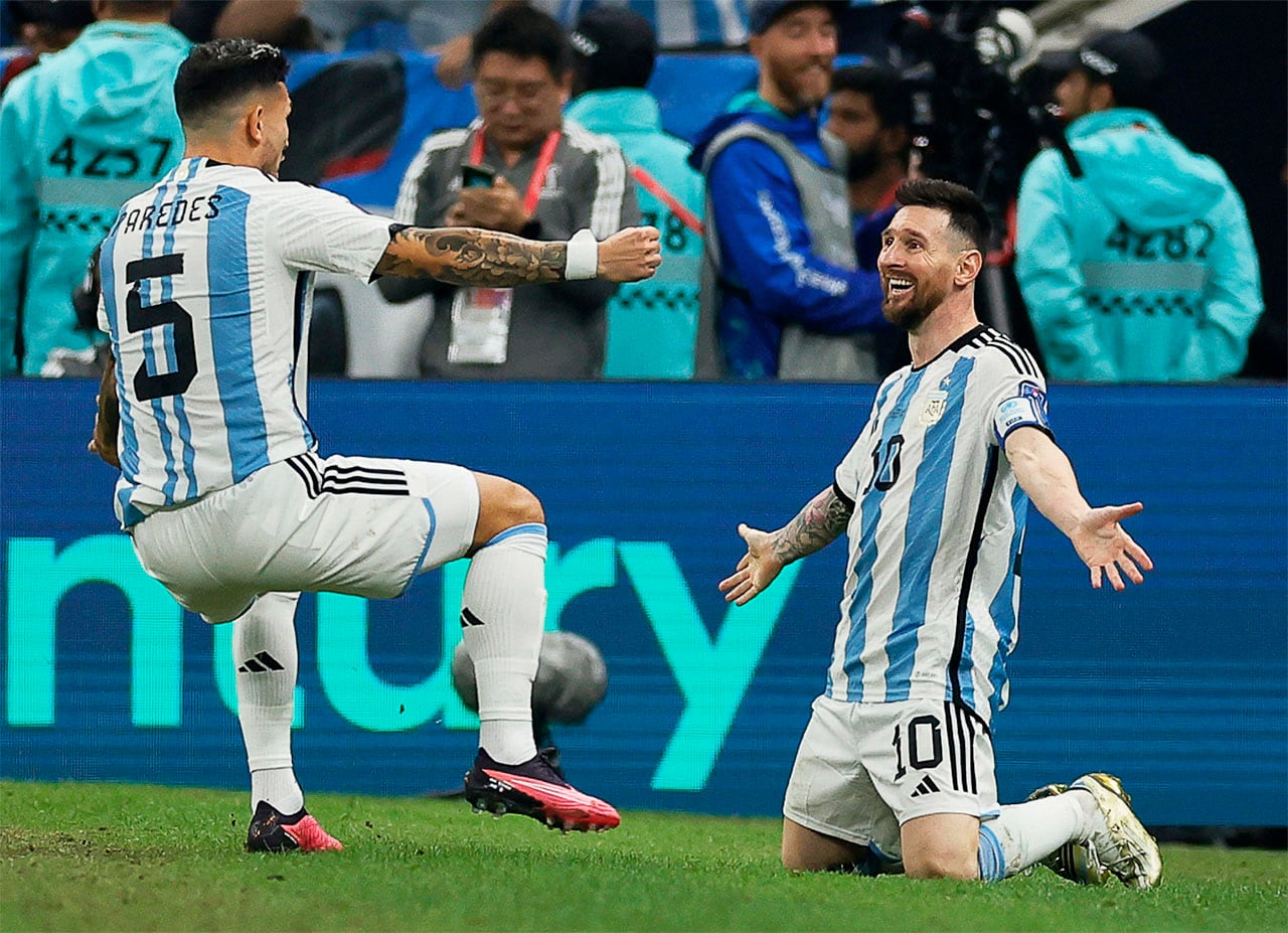 Lusail (Qatar), 18/12/2022.- Pardes festeja con Messi en la final. EFE/EPA/Ronald Wittek
