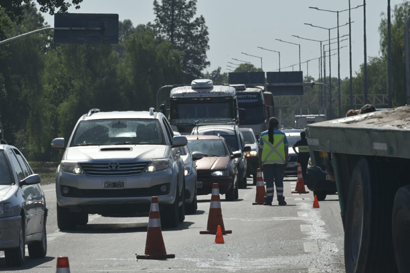 largas colas de autos se produjeron en el lugar. / Orlando Pelichotti.